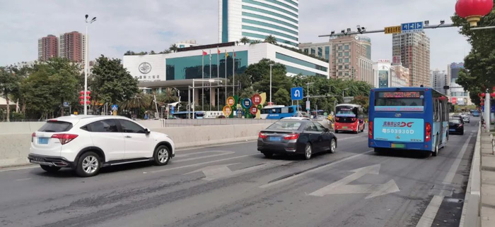 ▲左侧车道为掉头车道，不能左转或直行