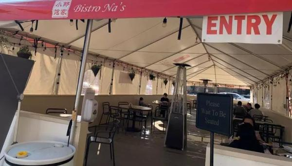  米其林餐厅“那家小馆”的帐篷是半开放式的。(图片来源：美国《世界日报》/张宏 摄)