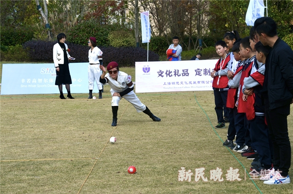图说：昨天上午，崇明区瀛东度假村举行“高智尔球大使杯邀请赛暨公益行启动仪式”。新民晚报记者 徐程 摄