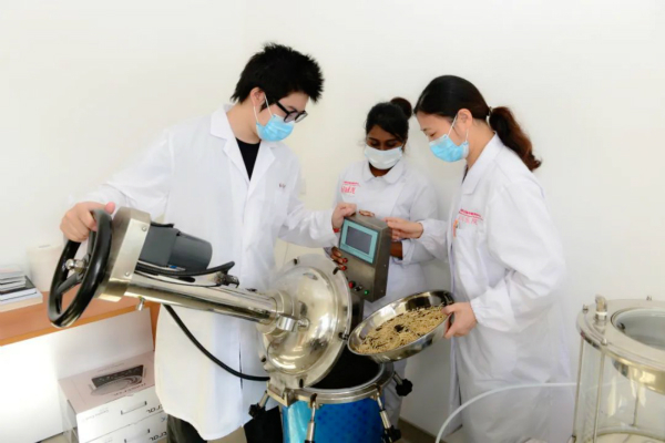 图说：中国-毛里求斯中医药中心于2019年12月正式开业 来源/采访对象供图（下同）