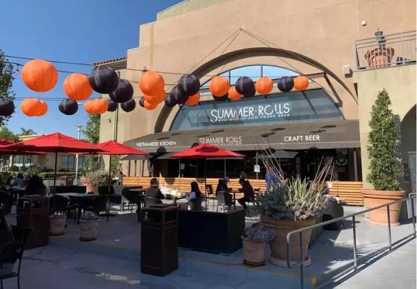  天普的山茶花广场至少有3家餐厅开设户外区域。(图片来源：美国《世界日报》/张宏 摄)