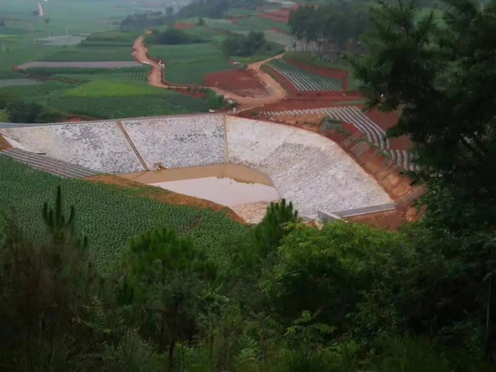 美党村修建的蓄水库 王良春摄