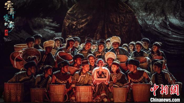 图为纪实剧《扶贫路上一家亲—宾弄赛嗨》剧照。　普洱市政府新闻办供图 