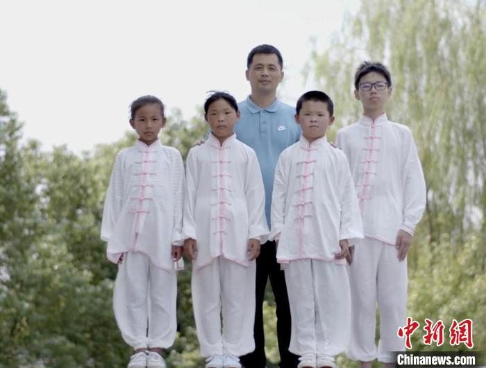 来自于杭州市萧山区益农镇第二小学冯小炎老师把太极拳引入体育课。　曹希娟 摄