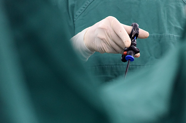 手术中的外科医生。图|视觉中国