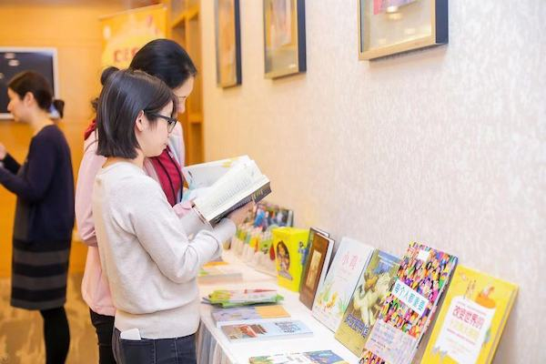 图说：静安父子阅读联盟成立已经十周年了，让越来越多父亲加入到家庭教育中来 采访对象供图 下同