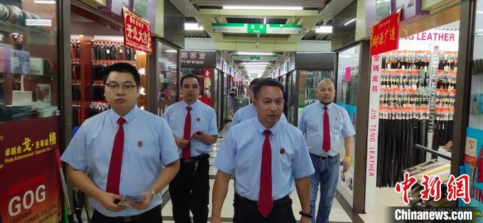 义乌市涉侨纠纷调解中心走市场进商铺开展侨法侨政宣传。　金华市委统战部供图 摄