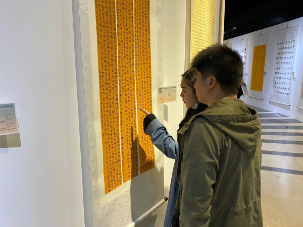 图说：第七届上海奉贤“言子杯”国际学生书法大赛作品展开展。李一能 摄