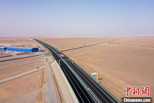     作为连霍高速和京藏高速的联络线，连接甘、青两省的重要通道敦煌至当金山高速公路已完成除阿尔金山隧道的所有施工任务。阿克塞县融媒体中心供图