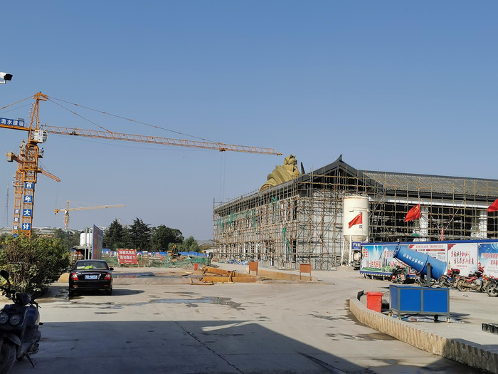 （建设中的荆街一期南区项目。摄影/本报记者 张家振）