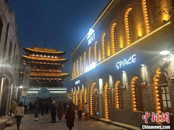 酒吧、清吧、咖啡厅等休闲新业态，激活古城夜经济。　杨佩佩 摄