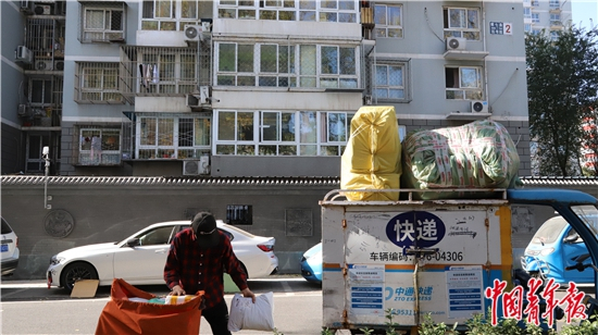 　　11月12日，一位快递小哥正在整理上午需要配送的快递，在他11日配送的快递中，一少半是塑料包装。中青报·中青网见习记者&nbsp;&nbsp;赵丽梅/摄