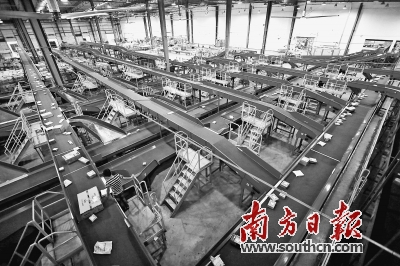 东莞水乡功能区正处于大建设、大发展、大提升的加速推进阶段。图为京东麻涌仓库的矩形分拣系统。记者 孙俊杰 摄