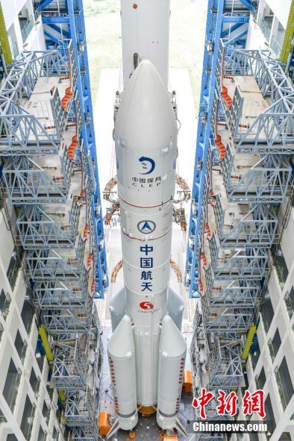 长征五号遥五火箭完成垂直转运 嫦娥五号拟11月下旬发射【组图】