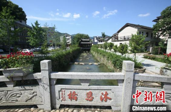 在“懒汉书记”徐樟顺治理下，东坑口村面貌然一新。图为东坑口村沐恩桥一景。　衢州市委统战部 供图