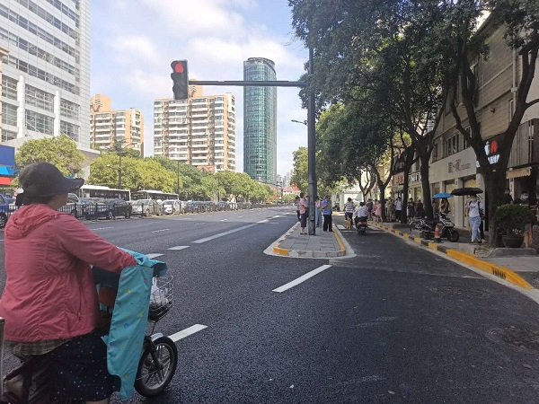 图说：安化路江苏路口东西两侧站台