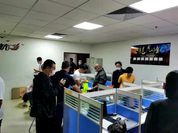 图说：松江警方在广州捣毁借助网络直播实施诈骗的犯罪团伙。松江公安供图