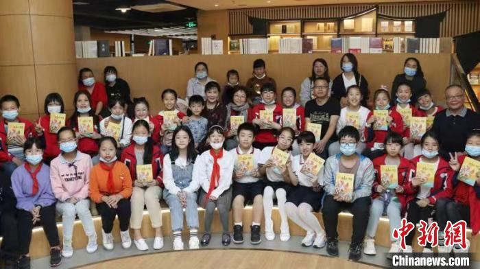 福州达明小学的学生现场带来了《蜻和蜓》童话剧本表演，福州南台实验小学的学生也积极参与到互动环节。受访者供图