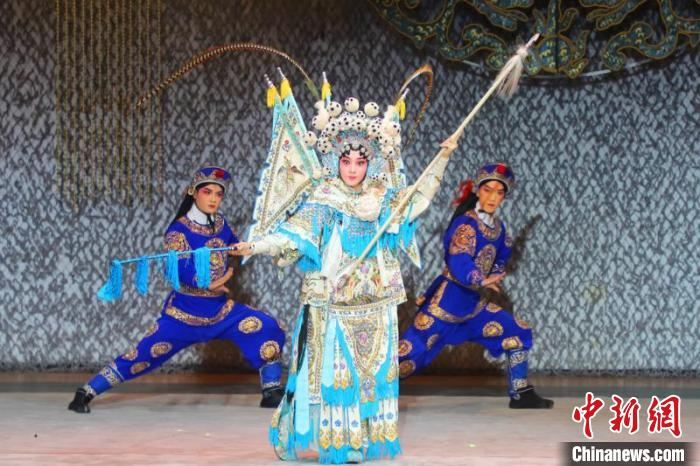 谢婉萍等全体二元制学员表演闽剧《杨门女将——探谷》。李晨曦 摄