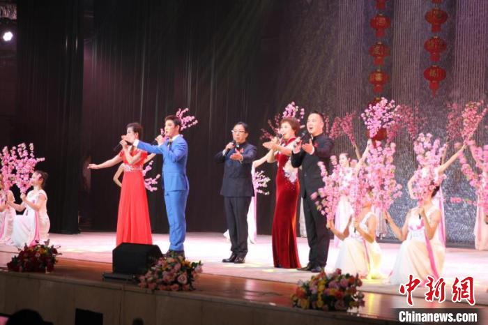 闽剧界“五朵梅花”陈乃春、陈洪翔、周虹、陈琼、吴则文集体献唱闽剧戏歌《走进新时代》。李晨曦 摄