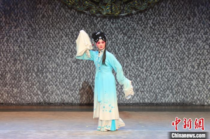 “二元制”学员赵芳艳表演闽剧《打神告庙》。李晨曦 摄