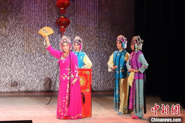 国家一级演员、国家级非物质遗产传承人、二元制教师林瑛表演闽剧《王莲莲拜香一盘答》。李晨曦 摄