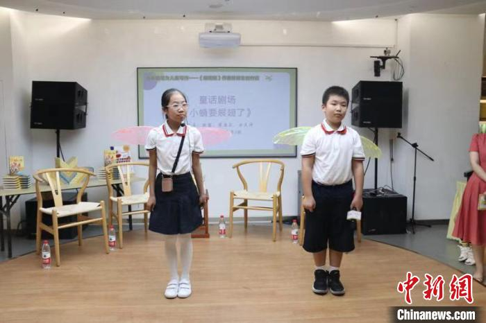 福州达明小学的学生现场举行《蜻和蜓》童话剧本表演。受访者供图