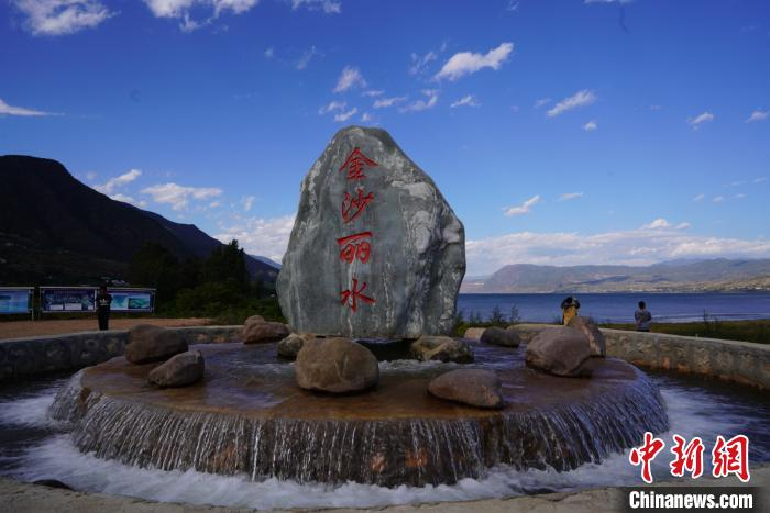 图为从石碑下涌出的金沙江水正注入程海湖。　刘湃 摄