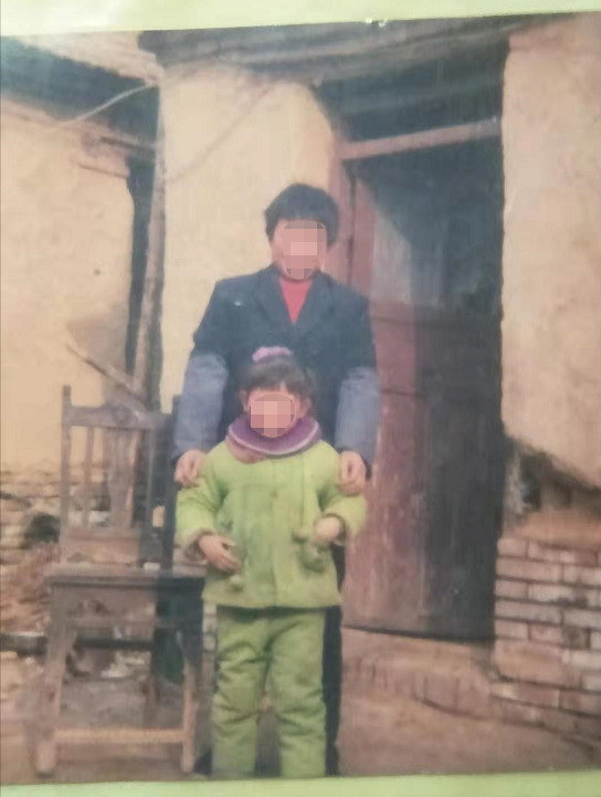 方某洋童年与母亲的合影。