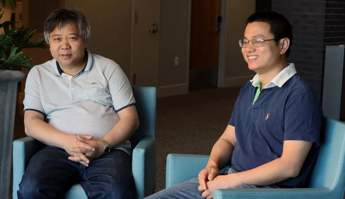 王兵（右）与导师陈秀雄在一起。陶冬青摄