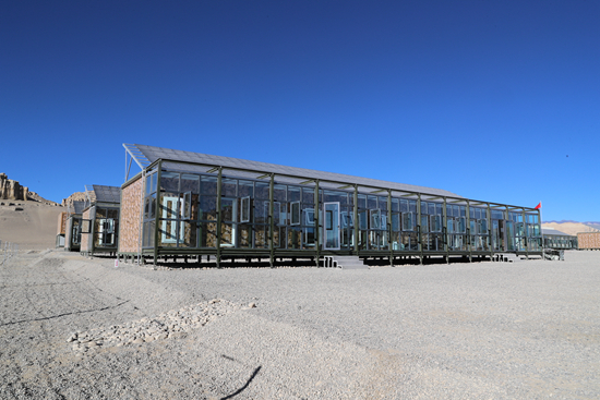     不久前，陆军某部官兵正式搬入新一代高原营房，新营房采用多项建筑新技术和新型建筑材料，能够更好满足官兵日常生活、军事训练和战备执勤等需要。杨涛/摄