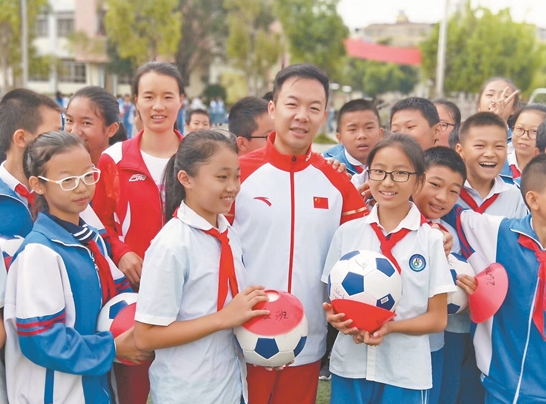 郭伟阳（中）和学生们在一起。