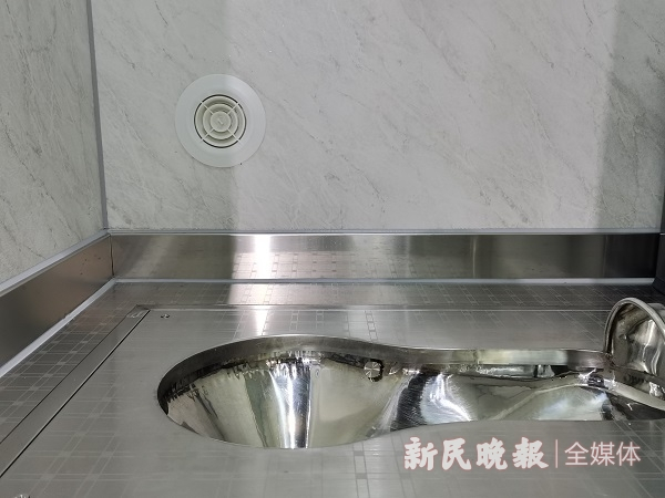 图说：抗疫同款公厕在侧墙离地10厘米处加装抽风口
