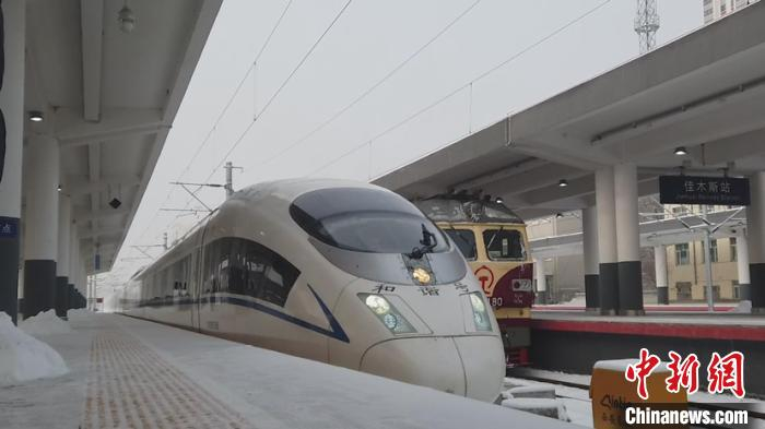 高铁等候发车。　哈铁提供 摄