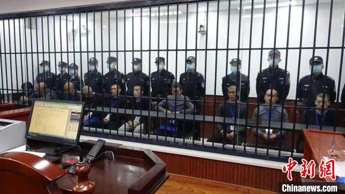 朔州市朔城区人民法院近日采用远程视频方式对被告人唐录等人涉黑案一审公开宣判。　山西省高院供图