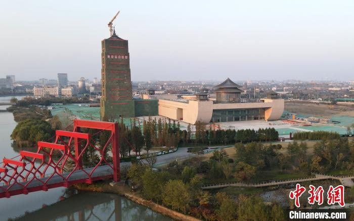 这是正在建设中的扬州中国大运河博物馆，主体由大运塔和博物馆两部分组成，造型宛如一艘即将扬帆的航船，停靠在岸边。　孟德龙 摄