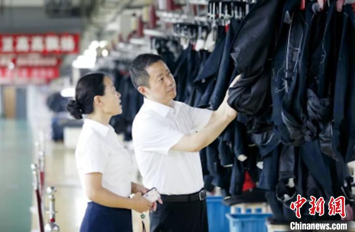 图为红豆集团的西服生产车间。　红豆集团供图
