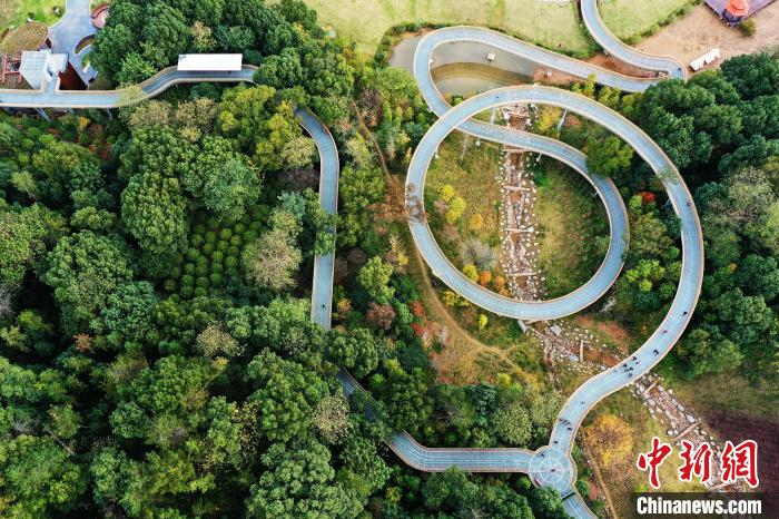 公园植入智能化元素，打造一条融汇诗意生活与自然生态的快“乐”步道，营造生趣盎然的揽景游山绿色开放空间。　刘占昆 摄