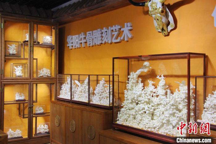 阳信县牛骨资源丰富，具备发展牛骨雕刻艺术的优势。　赵晓 摄