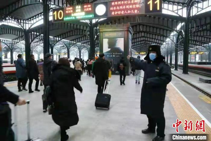 工作人员在引导旅客乘车。　哈铁提供 摄