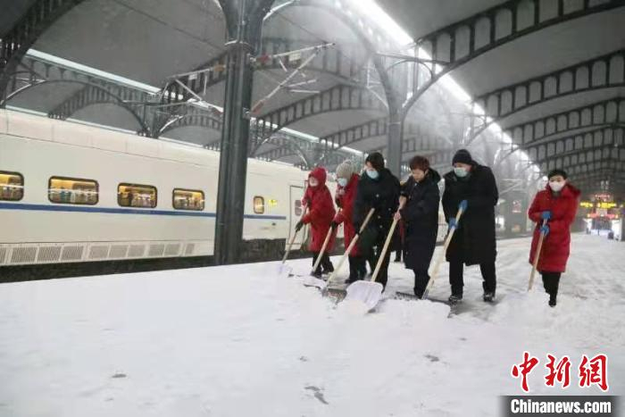 工作人员在除雪。　哈铁提供 摄