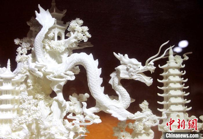 牛骨雕刻作品大多带有富贵吉祥等美好寓意。　赵晓 摄