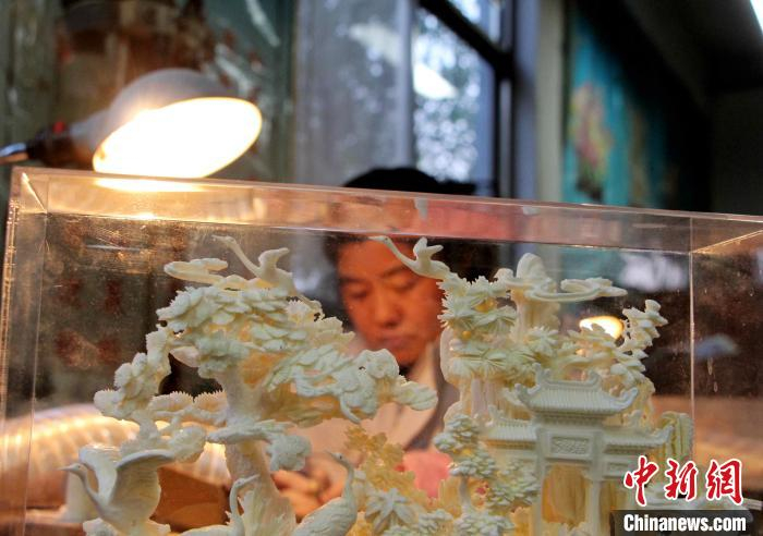 牛骨雕刻为阳信当地农户，尤其是常年失业的妇女提供致富渠道。　赵晓 摄