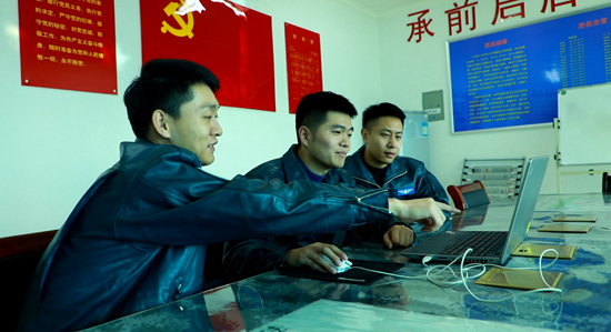 “英雄中队”飞行员在进行战法研究。王毅/摄