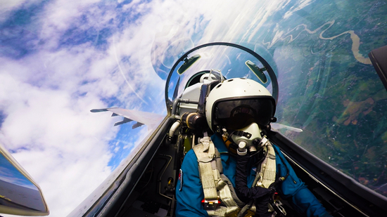 “英雄中队”所在部队飞行员参加对抗空战训练。王玮/摄