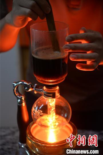 兴隆人用虹吸壶冲制咖啡。　凌楠 摄