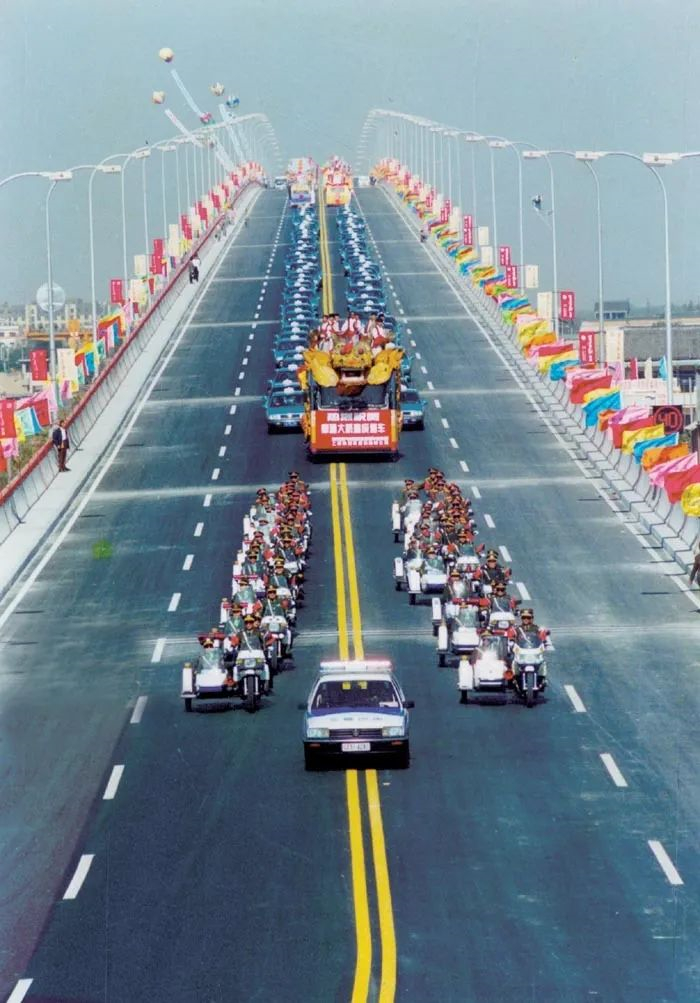 奉浦大桥通车（俞林泉摄）