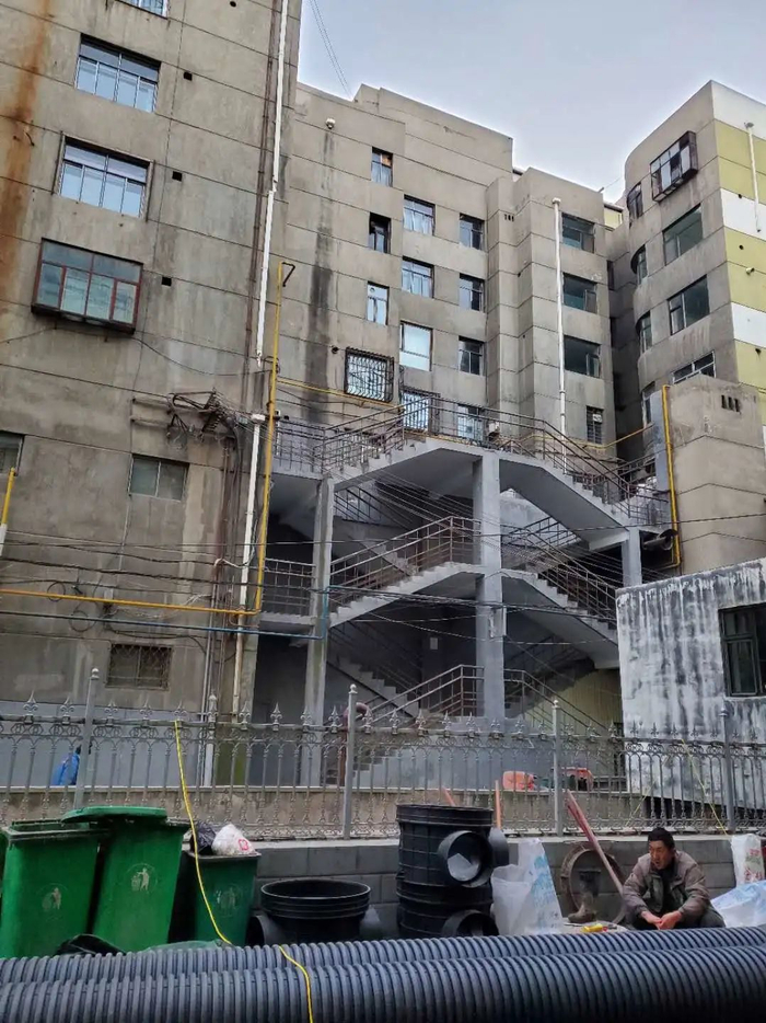 ▲2019年12月6日，马祥德生前所住小区。2001年3月11日夜里，马祥德在自家楼下被马成、杨生录等涉案团伙成员围堵，被砍21刀，不久后身亡。新京报记者 李云蝶 摄