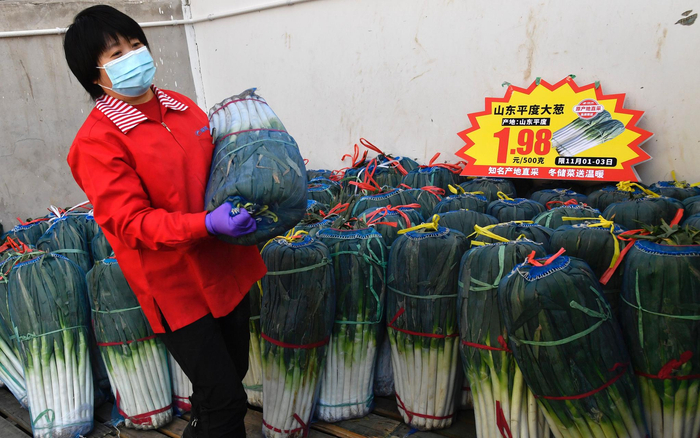 山东平度的大葱不拆分销售，每500克1.98元，每捆大约10公斤，40元左右。新京报记者&nbsp;吴宁&nbsp;摄&nbsp;