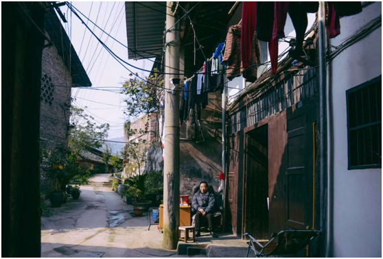 暖阳下的水土老街 田琦 摄